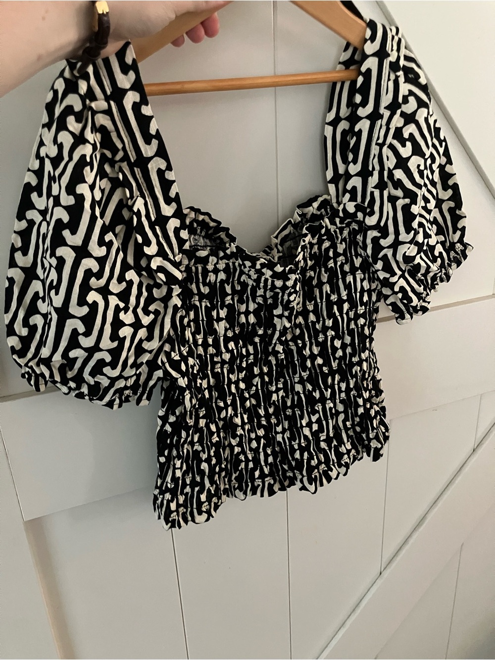 Monteau Black & White Geometric Puff-Sleeve Smocked Crop Top